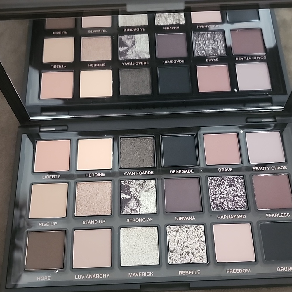 NEW NEVER USED HUDA BEAUTY Pretty Grunge Palette in Black and White - Picture 3 of 5